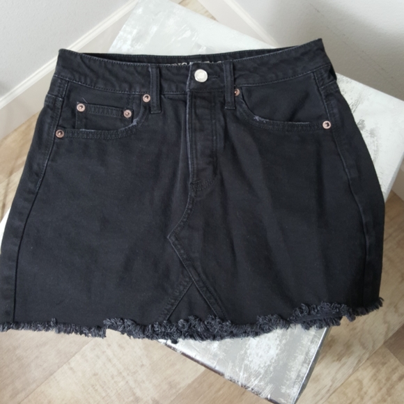 Euc High waisted black jean skirt size 2 - Picture 2 of 6